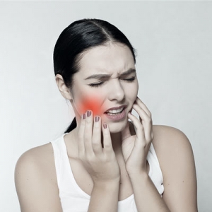 What factors cause toothaches and how to take care of teeth when eating.